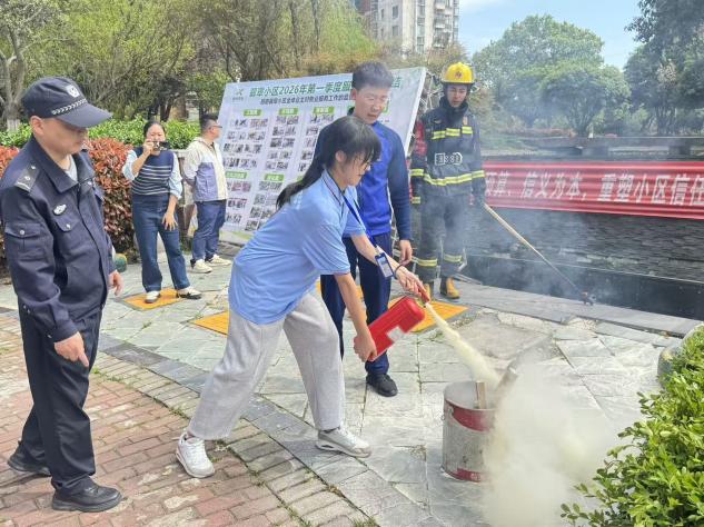  校社联动筑屏障 志愿同心护平安