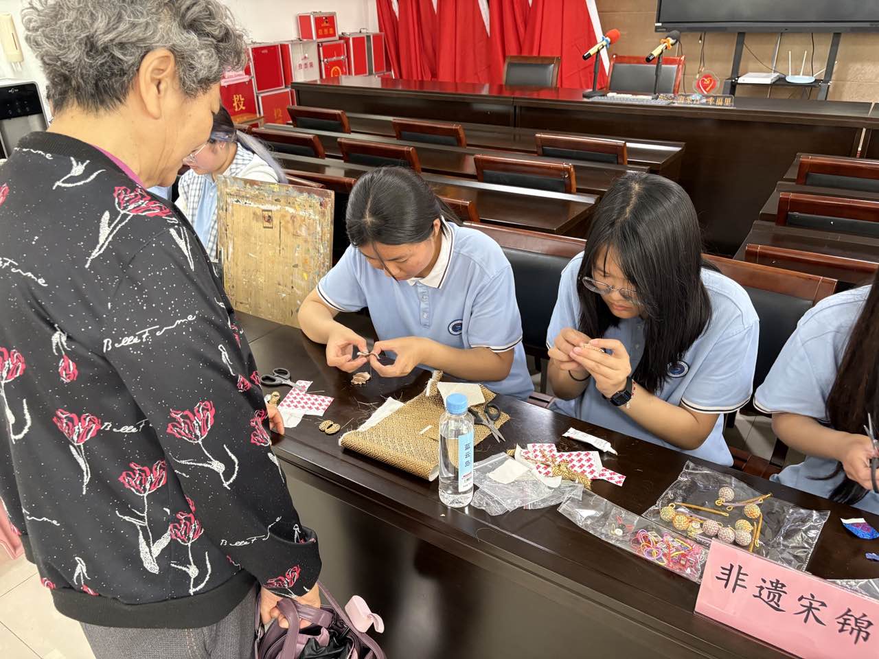 “一技在手，一生无忧” ——丝绸中专德育处组织志愿团队开展社区便民服务活动